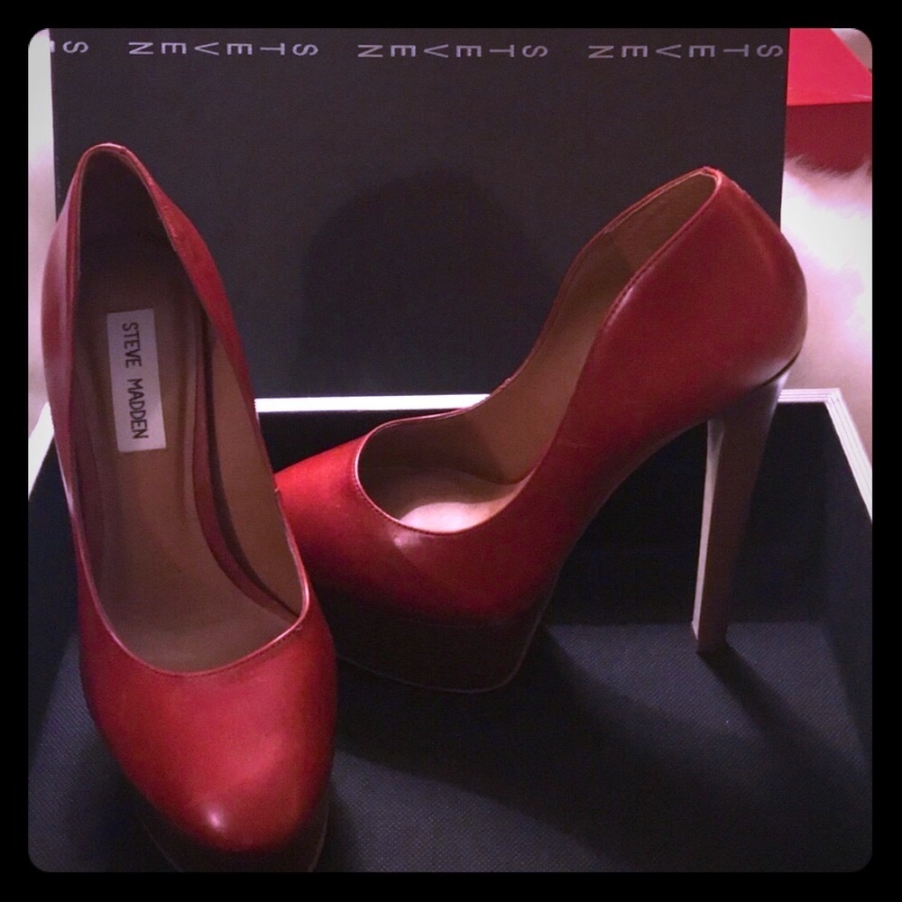🔥HOT🔥Unique Tone of Red! Steve Madden Pumps 7.5(Rare wooden heels)